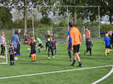 Laatste training S.K.N.W.K. JO7-1 (partijtje tegen de ouders) van maandag 27 mei 2024 (174/180)